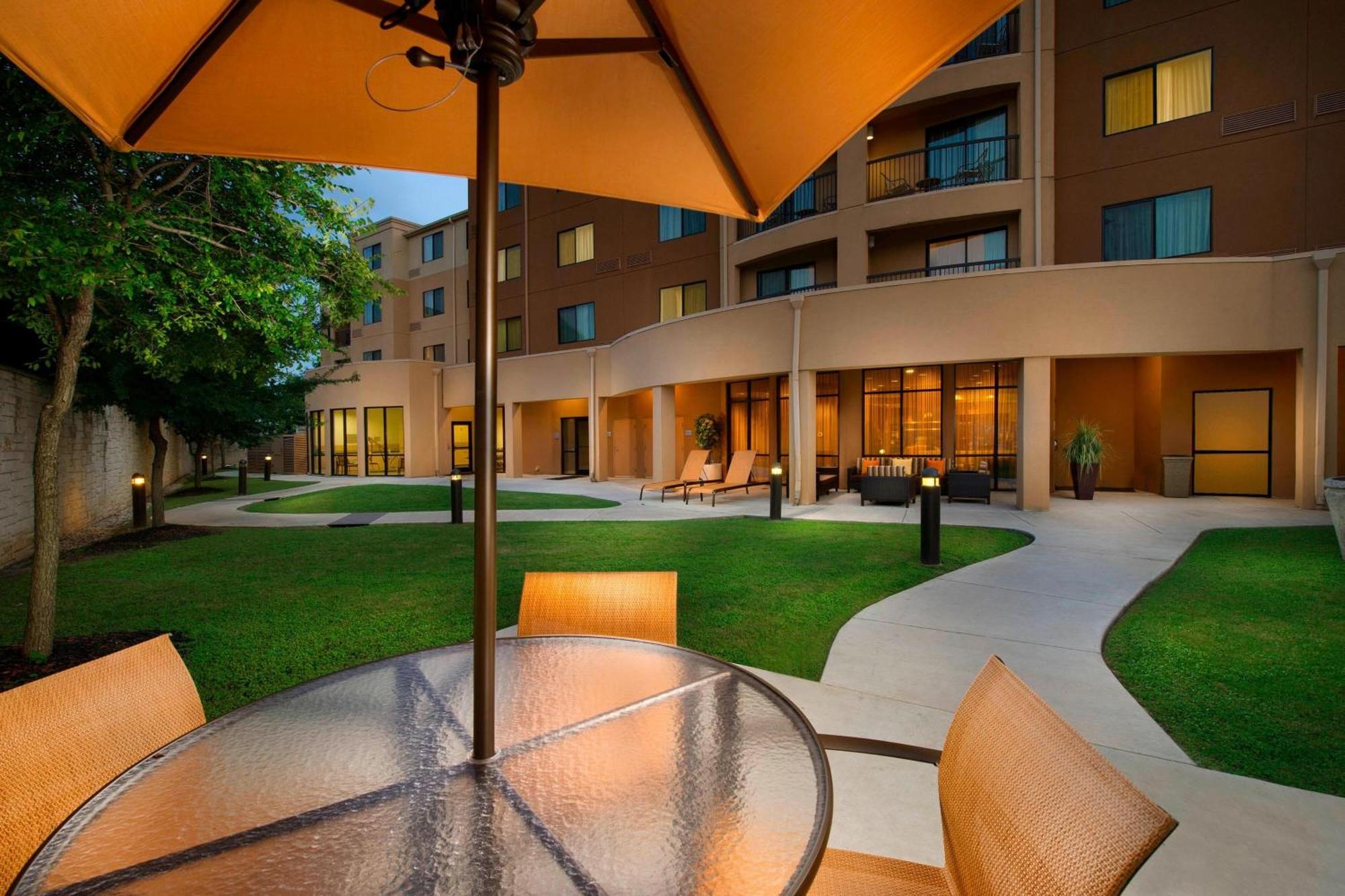 Courtyard By Marriott San Antonio Seaworld/Lackland Екстериор снимка